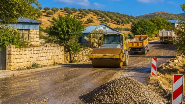 Kovancılar kırsalında yol çalışmaları hızlandı: Şenova ve Adalı yolları sathi kaplamaya hazırlanıyor
