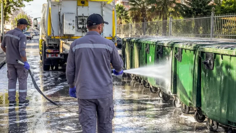 Maltepe Aydınevler’de kapsamlı temizlik: cadde, sokak ve konteynerler dezenfekte edildi
