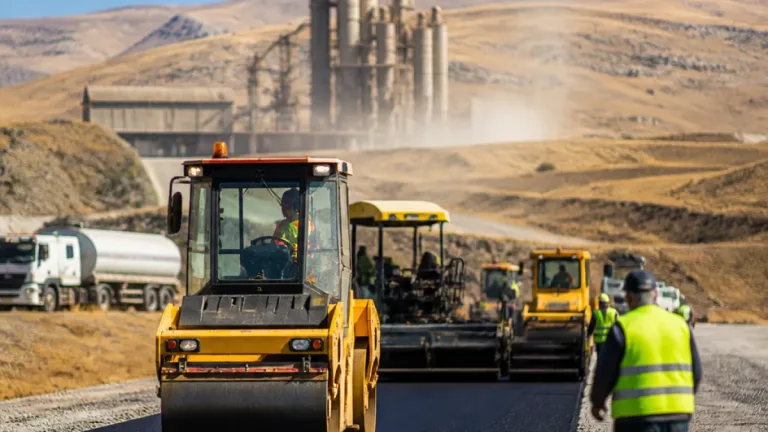 Muş’ta köy yollarında hedef 105 kilometre sıcak asfalt, çalışmalar hız kazandı