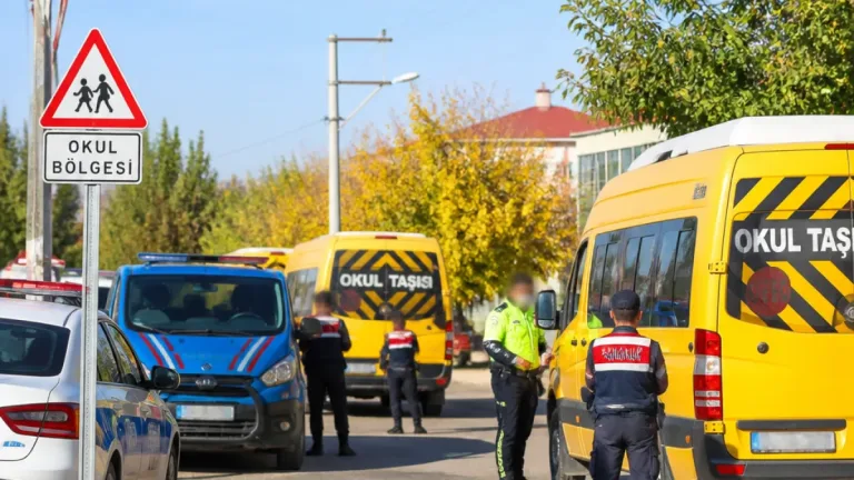 Mucur'da okul çevreleri ve servis araçlarına yönelik kapsamlı denetimler sürüyor