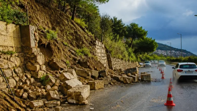 Mudanya'da yağış sonrası iddia: İstinat duvarı yıkıldı, sürücüler için risk oluştu