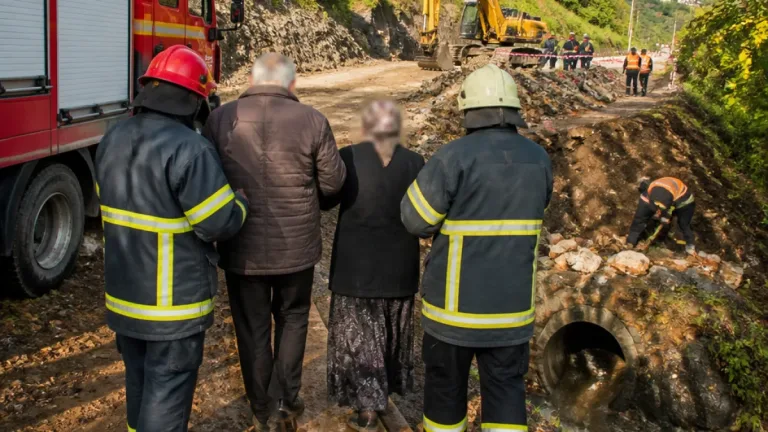 Rize Çayeli'nde sağanak sonrası heyelan: 2 kardeş itfaiye tarafından tahliye edildi