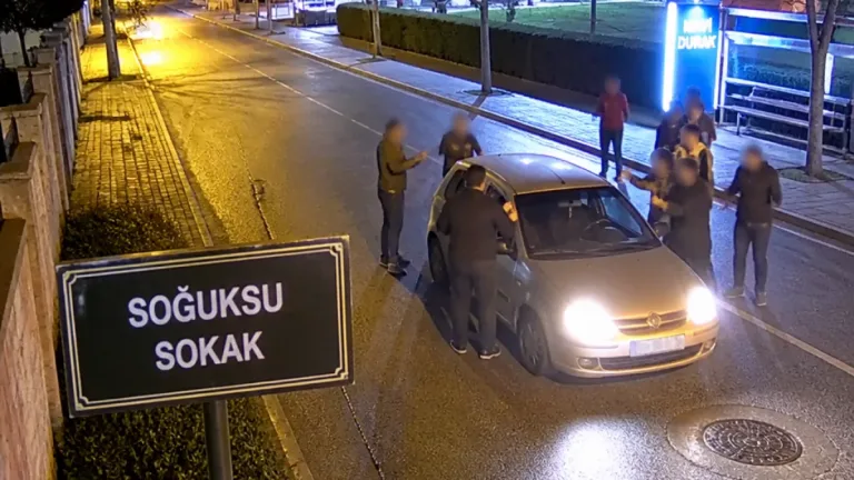 Serdivan Soğuksu Sokak’ta kadın sürücü ile yayalar arasında gerginliği gösteren kamera görüntüleri ortaya çıktı