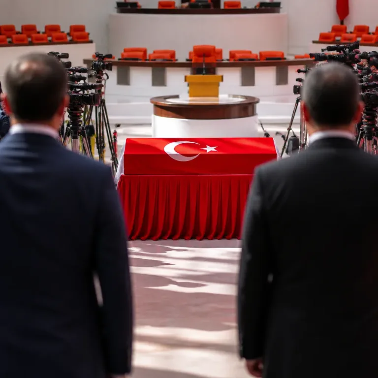 TBMM'deki cenazede Özgür Özel ile Kemal Kılıçdaroğlu arasında soğuk mesafe