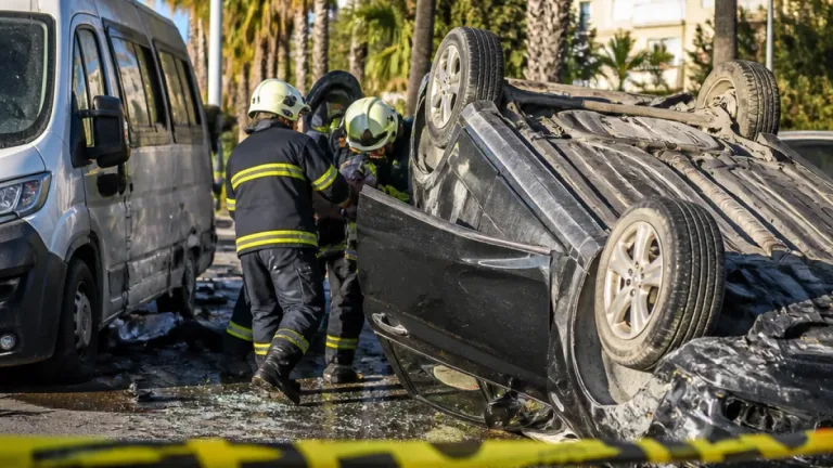 İskenderun Gültepe'de kavşak kazası: Otomobil takla attı, 4 kişi yaralandı