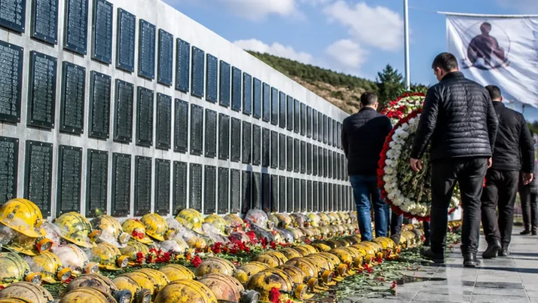 Soma Maden Şehitliği'nde anma: TÜRK-İŞ lideri Atalay ilçede 301 madenciyi andı