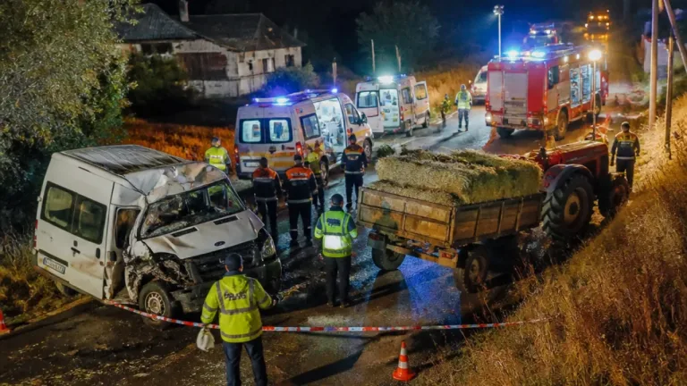 Taşova Dörtyol mevkiinde panelvan ile saman yüklü traktör çarpıştı: 3 yaralı