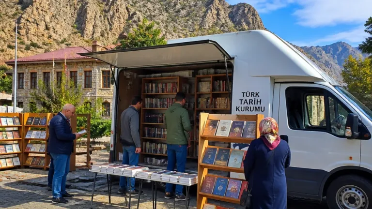 Türk Tarih Kurumu mobil mağazası 53. durağı olarak Tunceli'de