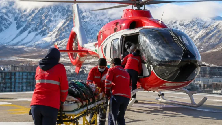 Van’a helikopter ambulansla sevk: Bahçesaray’dan getirilen hasta Van Eğitim ve Araştırma Hastanesi’ne ulaştırıldı