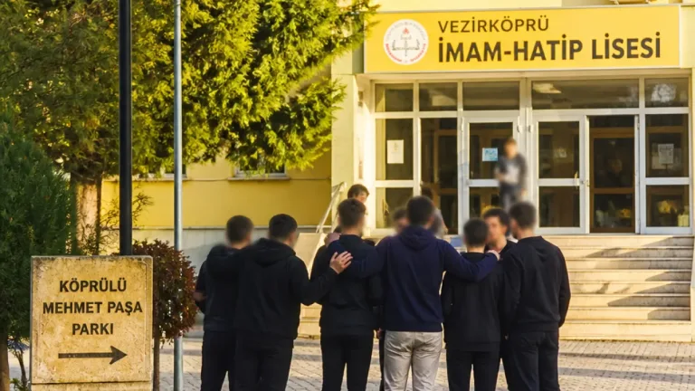 Vezirköprü'de 1990 İHL mezunları yıllar sonra okullarında buluştu