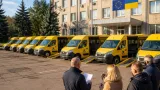 Десять нових шкільних автобусів передали громадам Полтавщини: сім — для дітей з ООП