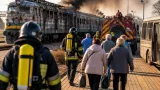 На Сумщині російський обстріл уразив приміський дизель-поїзд: загорілися локомотив і вагон