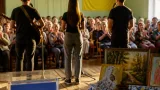 Павло Дворський з родиною дав концерт у Драчинцях і зібрав кошти для 30-ї бригади