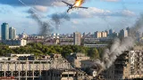 Сильна атака на Київ удень: над містом — палаючий «Шахед», є поранені та пошкодження