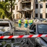 Російські удари по Херсонщині пошкодили авто та поранили медиків — наслідки для руху й служб
