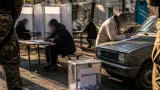 У Маріуполі тиждень тривають виїзні «вибори» до Держдуми рф: голосують на лавках і капотах авто