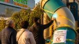 У Нововолинську біля ТЦ «Форест» батьків попереджають про розряди на дитячій гірці