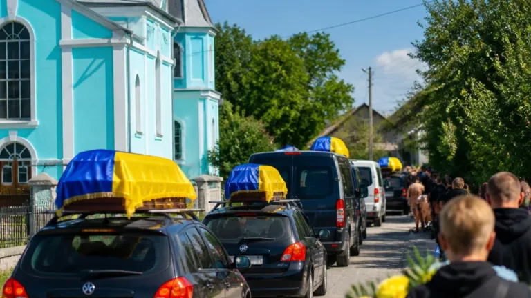 Чотири загиблі захисники з Хмельниччини: оголошені маршрути прощань і деталі поховань