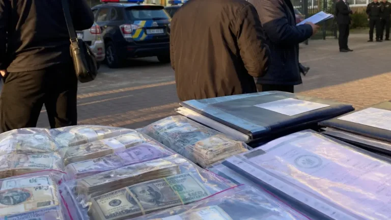 На Київщині викрили схему відстрочок через приватні ліцеї: затримано підозрюваних, вилучено готівку