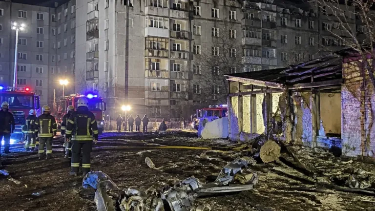 Нічна дронова атака: в Ізмаїлі пошкоджено дах п’ятиповерхівки та приватну квартиру