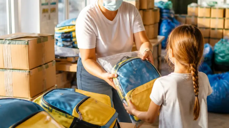 Понад 200 учнів Луганщини отримали шкільні рюкзаки напередодні нового навчального року
