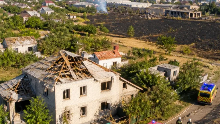 Росія завдала удару авіабомбами по Ізюмщині: пошкоджені житлові будинки та склад