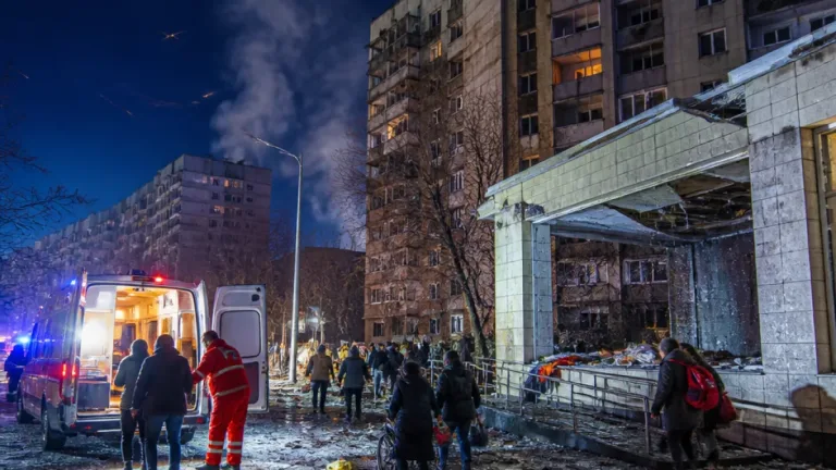 Російські удари по Херсонщині: десятки поранених, пошкоджені багатоповерхівки та лікарня