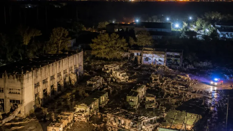 Сили оборони уразили ремонтний підрозділ у Хрустальному; удари також по складах у Донеччині та НПЗ у рф