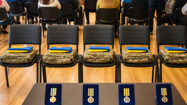 У Горішніх Плавнях родинам чотирьох загиблих військових вручили посмертні нагороди