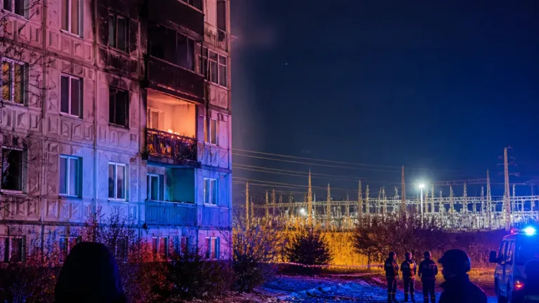 У Євпаторії уламки дрона впали на дев’ятиповерхівку поруч із підстанцією «Мойнаки»