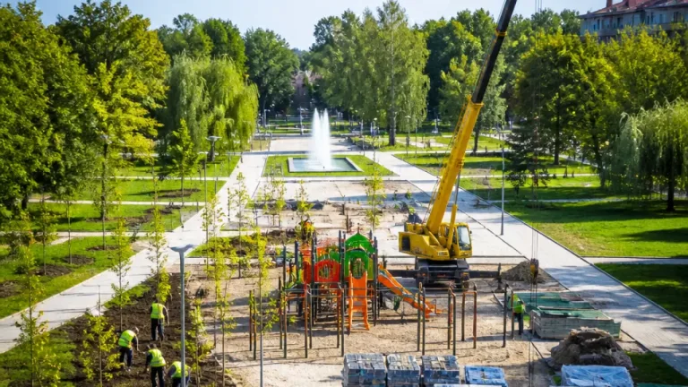 У Ковелі встановлюють дитмайданчик від Утени в межах проєкту з зеленої інфраструктури