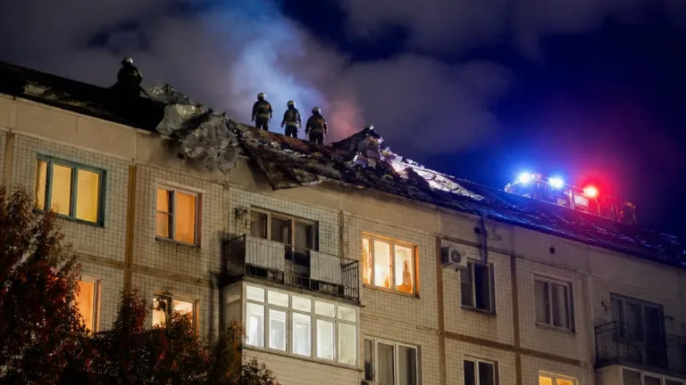У Полтаві під час нічної тривоги уламки БпЛА впали на дах багатоповерхівки