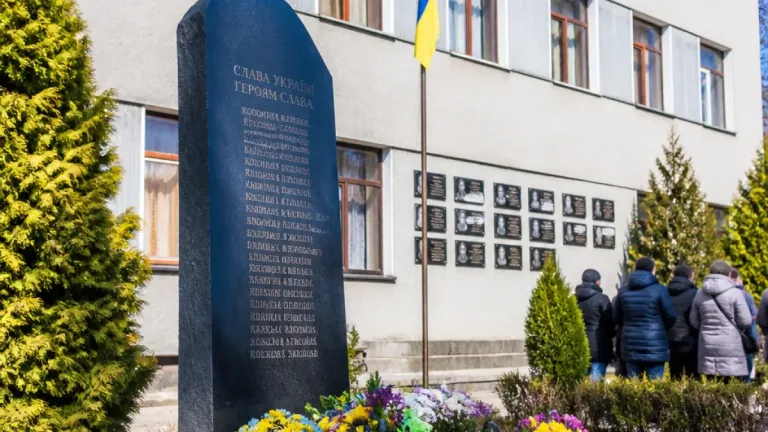 У Понорницькому ліцеї відкрили меморіал на честь полеглих випускників і працівників