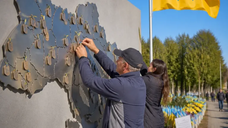 У Запоріжжі відкрили меморіальну мапу з понад 100 іменами зниклих безвісти військових