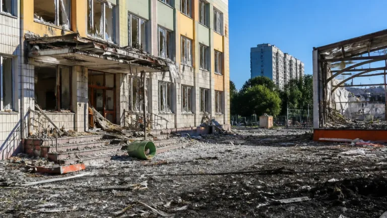 Унаслідок нічної атаки БпЛА по Києву — кілька поранених, ушкоджені школи й інфраструктура, затримуються потяги