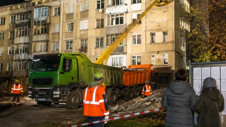 В Ізмаїлі ліквідовують наслідки нічної дронової атаки: пошкоджені дахи та квартири