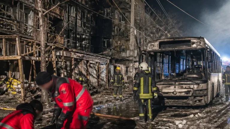 Внаслідок обстрілів у Нікополі загинув чоловік, пʼятеро поранених — наслідки атак по району
