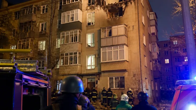 Вночі в Одесі внаслідок ворожої атаки пошкоджено квартиру в багатоповерхівці