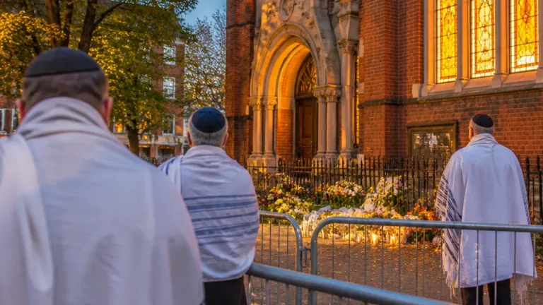 Manchester remembers Heaton Park synagogue one year on from Yom Kippur killings