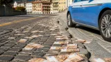 A Belluno uomo lascia cadere banconote da 50 € in strada: la Polizia recupera 4mila euro