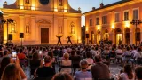 A Frassinelle applausi per i Dekru: il teatro fisico emoziona piazza del Popolo
