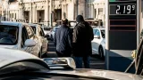 A Milano l'aumento dei carburanti pesa sui tassisti: "10-15 euro in più al giorno"