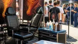 A Modena il caso KFC: tatuaggio per pollo fritto a vita scatena proteste e dubbi sanitari