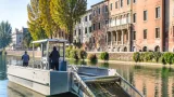 A Treviso entra in servizio il catamarano elettrico per pulire il Sile
