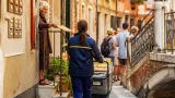 A Venezia la portalettere che conquista i vicini: il servizio a piedi tra calli e turisti