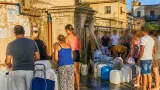 Ad Agrigento persistono i disagi idrici: residenti di Maddalusa riforniti alla fontana da mesi