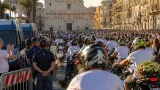 Ad Andria centinaia in moto per l'ultimo saluto a «Cocco», alta tensione tra le città