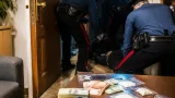 Aggredisce i carabinieri durante un controllo: arrestato 20enne, trovato con droga e contanti