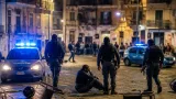 Aggressione a tre agenti durante un servizio antidroga nel rione San Cristoforo: tre arresti