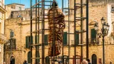Andria, in Piazza Catuma l’opera «Liscio come l’odio» scuote il Festival Castel dei Mondi